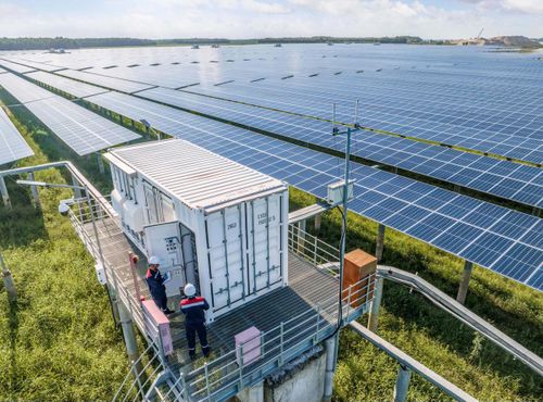 Lắp đặt hệ thống điện mặt trời mái nhà. Ảnh: Hạ Lan