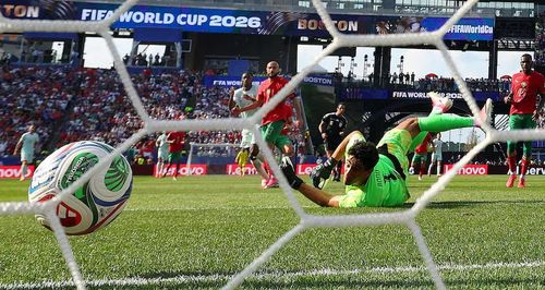 Ousmane Dembele của Pháp ghi bàn thắng thứ hai vào lưới thủ môn Yassine Bounou của Morocco. Nguồn: Reuters.