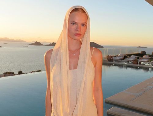 Anastasia Kostromitina (24 tuổi), người mẫu đang sinh sống tại Nga, mới đây trở thành hiện tượng mạng triệu view khi đăng video bắt chước loạt khoảnh khắc meme của tiền đạo Erling Haaland. Gương mặt góc cạnh, mái tóc vàng cùng biểu cảm không khác gì "chính chủ" khiến nhiều người xem phải thừa nhận Anastasia không khác gì "em gái Haaland".