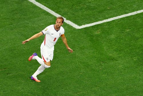 Khác với hai đối thủ kể trên, Harry Kane mang đến World Cup mẫu Skechers SKX 2 được thiết kế riêng. Tiền đạo tuyển Anh là gương mặt đại diện nổi bật nhất của Skechers trong bóng đá chuyên nghiệp. Thay vì tập trung vào tốc độ, SKX 2 được phát triển để hỗ trợ cảm giác chạm bóng và những cú dứt điểm chính xác, phù hợp với phong cách chơi bóng thiên về chọn vị trí và khả năng săn bàn của Kane. Ảnh: Issei Kato/Reuters.