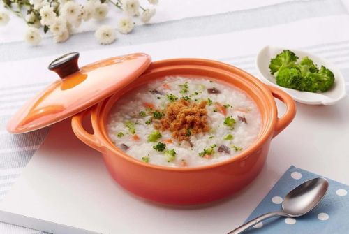  Cháo trắng với chà bông được xem là bữa sáng hại thận phổ biến nhiều người ăn hàng ngày. Ảnh: Hsin Tung Yang. 