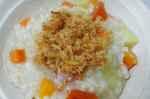  Dù cháo trắng vốn nổi tiếng là món ăn thanh đạm, các món ăn kèm như trứng muối, chà bông hay thịt kho lại chứa lượng natri khá lớn. Ảnh: Thealmostfamousmom. 