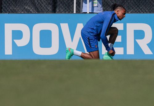  Hypervenom Phantom III không còn xuất hiện trong danh mục sản phẩm của Nike từ năm 2018, khi thương hiệu Mỹ chuyển sang tập trung phát triển dòng Phantom Venom rồi Phantom GT. Dù vậy, Olise vẫn xem đây là đôi giày phù hợp nhất với phong cách thi đấu của mình. Thay vì chuyển sang các thế hệ mới như phần lớn cầu thủ chuyên nghiệp, anh dành nhiều năm tìm kiếm và sưu tầm những phiên bản Hypervenom Phantom III còn sót lại trên thị trường để sử dụng ở các trận đấu lớn. Ảnh: Brian Snyder/Reuters. 