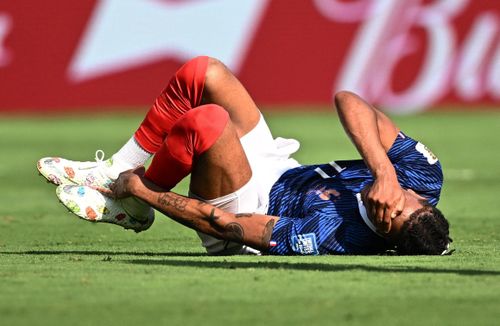  Sau 4 trận đấu, 4 phiên bản Hypervenom Phantom III khác nhau đã xuất hiện trên sân cỏ cùng Olise. Điều đó cũng làm dấy lên sự tò mò trong cộng đồng yêu giày bóng đá về quy mô bộ sưu tập của tiền vệ người Pháp, khi anh dường như vẫn còn sở hữu nhiều phối màu hiếm mà ngay cả giới sưu tầm cũng khó có cơ hội tìm thấy. Ảnh: Caean Couto/Reuters.