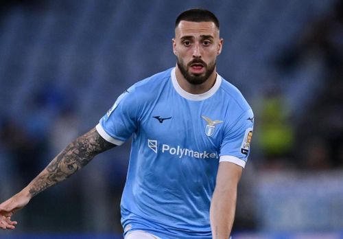  Mario Gila gia nhập AC Milan từ Lazio với mức phí 30 triệu euro. Hợp đồng giữa hậu vệ người Tây Ban Nha và "Rossoneri" có thời hạn trong 5 năm. Anh là mảnh ghép quan trọng trong kế hoạch của tân thuyền trưởng Ruben Amorim tại San Siro. 