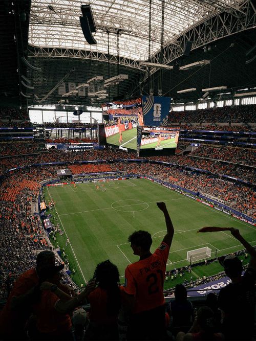  Nhiều sân đã được FIFA đổi tên trong suốt thời gian diễn ra giải đấu vì vấn đề thương mại. SVĐ AT&amp;T (Dallas, Mỹ) tạm đổi tên thành SVĐ Dallas. Sân có mái che di động, khánh thành năm 2009, là sân nhà của đội bóng bầu dục Dallas Cowboys thuộc giải NFL, có sức chứa 94.000 khán giả. Tại đây đã diễn ra các trận đấu giữa Hà Lan - Nhật Bản (14/6), Anh - Croatia (17/6), Argentina - Áo (22/6), Nhật Bản - Thụy Điển (25/6), Jordan - Algeria (27/6), và sẽ là nơi tổ chức trận bán kết vào 14/7. 