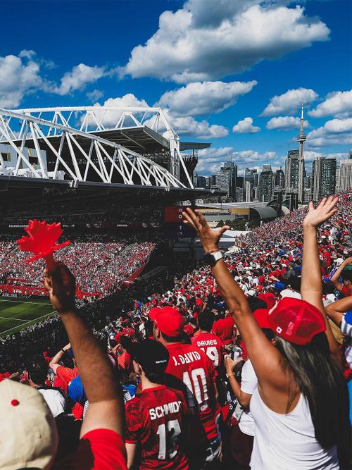  SVĐ BMO Field (Canada) được đổi tên SVĐ Toronto trong thời gian phục vụ World Cup. Được xây dựng trên nền Exhibition Stadium, đây từng là sân nhà của đội bóng chày Toronto Blue Jays thuộc giải MLB và đội bóng bầu dục Toronto Argonauts thuộc giải CFL. Hàng nghìn khán giả cầm trên tay biểu tượng lá phong của Canada, với tầm nhìn là ngọn tháp CN Tower biểu tượng tạo nên khung cảnh ấn tượng. 