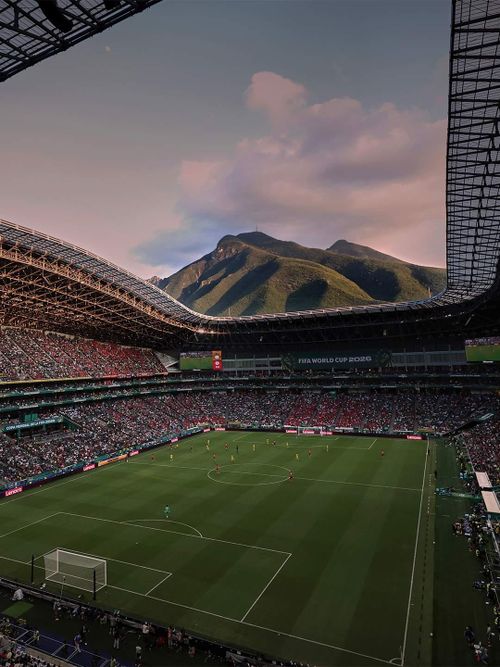  Các SVĐ năm nay có nhiều điểm đặc biệt khi đây là kỳ World Cup đầu tiên được tổ chức tại 3 quốc gia, với 16 sân trải dài ở 16 thành phố khác nhau. Ở những trận đầu của giải đấu, SVĐ Estadio BBVA ở Mexico đã gây sốt khắp mạng xã hội với khung cảnh kỳ vĩ, mang đến tầm nhìn độc nhất vô nhị cho những người hâm mộ. Bao trọn tầm mắt là ngọn núi Cerro de la Silla hùng vĩ. Đây là một trong những SVĐ hiện đại và thơ mộng nhất châu Mỹ, nơi tạo sự đối lập đầy chất thơ giữa công trình hiện đại và vẻ đẹp thiên nhiên. 