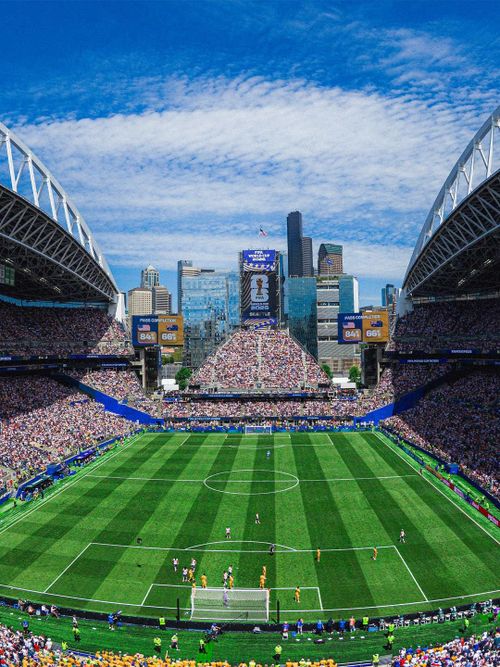  SVĐ Seattle khiến khán giả choáng ngợp khi hướng thẳng ra các tòa nhà chọc trời của thành phố. Tên vốn có là SVĐ Lumen Field, nơi đây cách trung tâm thành phố một quãng đi bộ ngắn, được khánh thành năm 2002. Đây là sân nhà của đội Seahawks thuộc NFL và đội Sounders thuộc MLS. Sân cỏ tự nhiên đã được trồng trên nền cỏ nhân tạo. Sân có sức chứa 69.000 khán giả. 