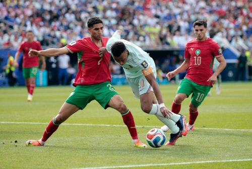  Morocco chiến đấu đến phút cuối, nhưng trước một tuyển Pháp quá hoàn thiện, Hakimi cũng chỉ còn biết mỉm cười. 