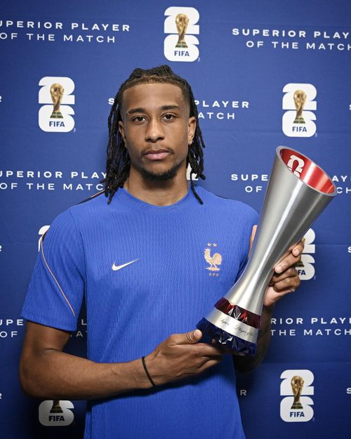  Olise quen thuộc với biểu cảm dửng dưng, được fan đặt biệt danh Mr. Nonchalant. Ảnh: FIFA. 