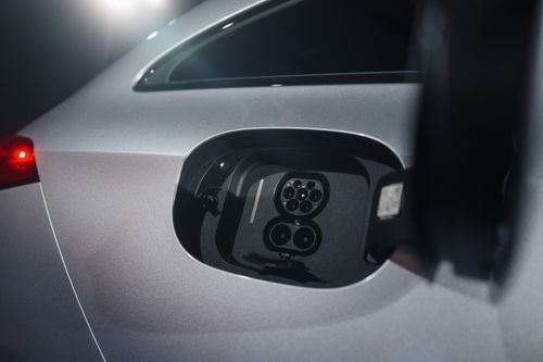 Trái với doanh số xe du lịch nói chung của Mercedes-Benz giảm so với cùng kỳ năm ngoái, doanh số xe thuần điện tăng 51% so với quý II/2025, giúp tổng lượng xe BEV đã bán ra từ đầu năm tới nay tăng 28%.