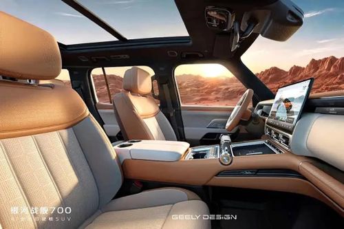Khác với phong cách "bụi bặm" của Defender, Geely Galaxy Cruiser 700 được đầu tư với chất liệu da cao cấp cùng 2 màu tương phản. Chất liệu này cũng được sử dụng trên vô lăng, bảng taplo, tapi cửa, tựa tay trung tâm...