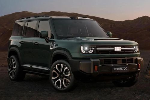 Dựa trên concept Geely Galaxy Cruiser, Geely đã chính thức ra mắt mẫu SUV được trang bị công nghệ PHEV Galaxy Cruiser 700. Không khó để nhận ra mẫu xe này được "lấy cảm hứng" từ biểu tượng off-road Land Rover Defender.