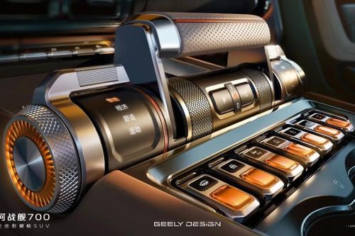 Với cơ cấu PHEV, Geely Galaxy Cruiser 700 có tổng công suất 1.129 mã lực, hơn gấp đôi công suất của mẫu SUV hiệu năng cao Defender OCTA 2027, vốn chỉ đạt 540 mã lực.