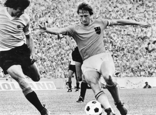 Cầu thủ bóng đá nổi tiếng người Hà Lan Johan Cruyff trong trận đấu với Uruguay năm 1974. Ảnh: Reuters.