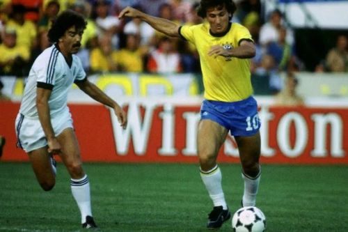 Zico của Brazil bị Adrian Elrick của New Zealand truy đuổi tại World Cup 1982. Ảnh: Reuters.