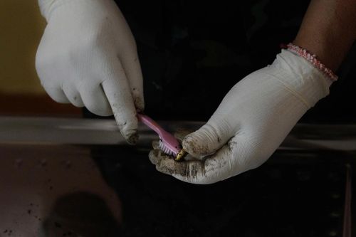 Các di vật được vệ sinh ngay tại hiện trường.