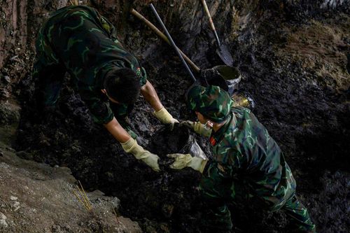 Các hài cốt được phát hiện ở độ sâu khác nhau, có vị trí xếp chồng nhiều lớp trong cùng một hố chôn. Mỗi khi xuất lộ dấu tích xương hoặc di vật, lực lượng quy tập đều dừng phương tiện cơ giới, chuyển sang bóc tách hoàn toàn bằng phương pháp thủ công nhằm bảo đảm giữ nguyên hiện trạng và tránh ảnh hưởng đến các di vật còn lại.