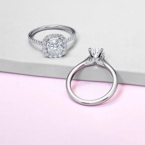 Bạch kim là chất liệu ít gây kích ứng, phù hợp với cả những người có làn da nhạy cảm. Ảnh minh họa: Harper Tait.