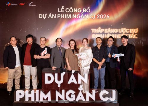 Phó Cục trưởng Cục Hợp tác quốc tế Trần Nhất Hoàng (thứ tư từ trái sang) cùng đại diện CGV, Cố vấn đồng hành, Giám khảo khách mời và Hội đồng thẩm định