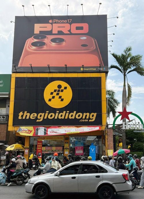 Bảng quảng cáo của Công ty cổ phần Đầu tư Điện máy Xanh tại địa chỉ số 304 đường Tô Hiến Thành đã bị UBND phường Hòa Hưng xử phạt và yêu cầu tháo dỡ, nhưng vẫn ngang nhiên tồn tại