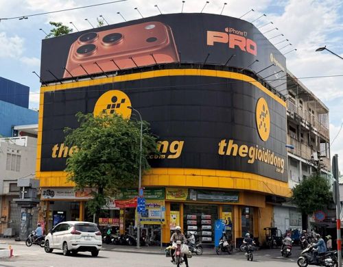 Bảng quảng cáo của Công ty cổ phần Đầu tư Điện máy Xanh tại cơ sở kinh doanh số 482 đường Hồng Bàng (phường Minh Phụng) thực hiện không đúng
