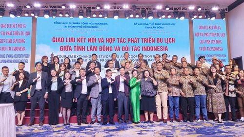 Các đại biểu chụp hình lưu niệm