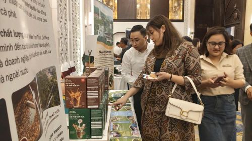Đại biểu tham quan các gian hàng trưng bày sản phẩm đặc thù của địa phương