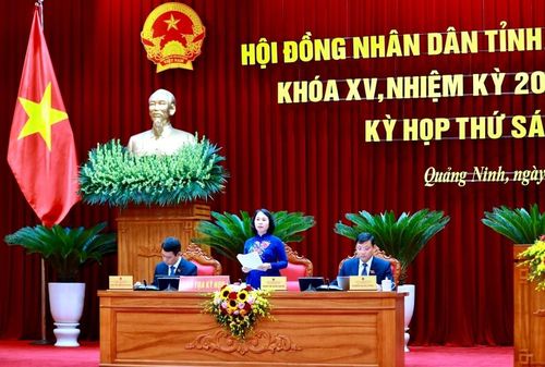 Phó Bí thư Thường trực Tỉnh ủy, Chủ tịch HĐND tỉnh Quảng Ninh Trịnh Thị Minh Thanh và đoàn chủ tọa điều hành Kỳ họp