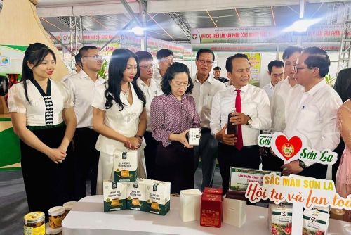 Đồng thời, tăng cường quảng bá, lan tỏa các sản phẩm nông nghiệp tiêu biểu góp phần nâng cao giá trị nông sản và thu nhập cho người dân