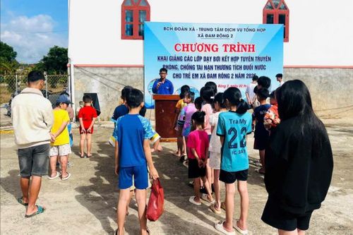 Các em cần được dạy cách nhận biết vùng nước nguy hiểm, cách xử lý khi gặp người đuối nước và đặc biệt là không lao xuống cứu bạn khi chưa có kỹ năng. Trong ảnh: Xã Đam Rông 2 (Lâm Đồng) khai giảng lớp bơi kết hợp tuyên truyền phòng, chống tai nạn thương tích đuối nước cho trẻ em trên địa bàn xã. Ảnh: Báo Lâm Đồng