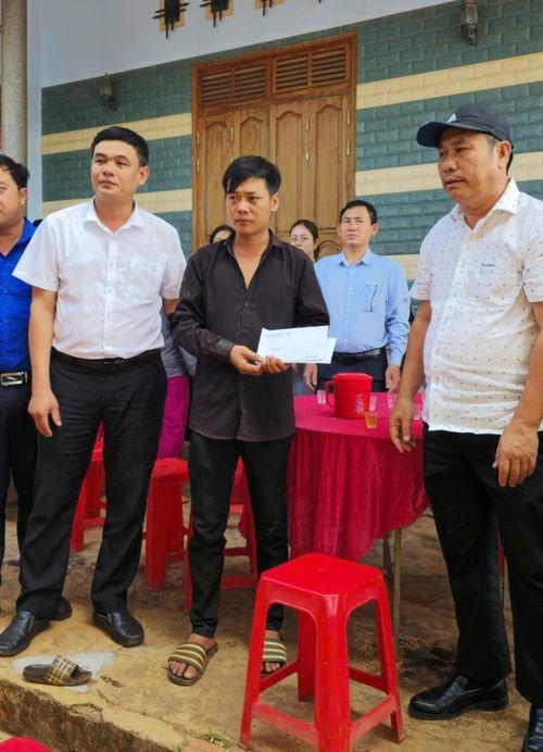 Lãnh đạo xã Nâm Nung (Lâm Đồng) thăm hỏi, động viên gia đình các nạn nhân bị đuối nước. Ảnh: TTXVN