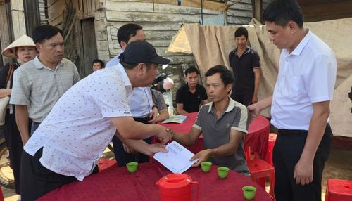 Lãnh đạo xã Nâm Nung (Lâm Đồng) thăm hỏi, động viên gia đình các nạn nhân bị đuối nước. Ảnh: TTXVN