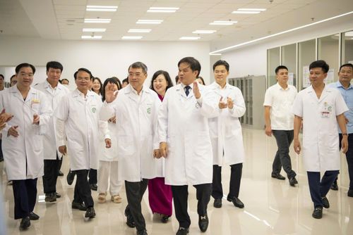 Thủ tướng Chính phủ Lê Minh Hưng cùng đoàn công tác Trung ương đã đến dự Lễ khai trương hoạt động Bệnh viện Hữu nghị Việt Đức cơ sở Ninh Bình, đồng thời tới thăm và làm việc tại Bệnh viện Bạch Mai cơ sở Ninh Bình. Ảnh: BVCC