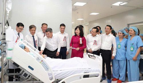 Thủ tướng Chính phủ Lê Minh Hưng cùng lãnh đạo Bộ Y tế và các đại biểu thăm người bệnh tại Bệnh viện Hữu nghị Việt Đức cơ sở Ninh Bình sau lễ khai trương. Ảnh: BVCC