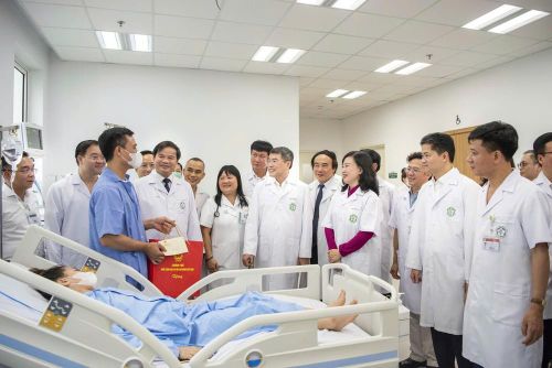 Thủ tướng Chính phủ Lê Minh Hưng cùng lãnh đạo Bộ Y tế và các đại biểu thăm người bệnh và kiểm tra hoạt động khám, chữa bệnh tại Bệnh viện Bạch Mai cơ sở Ninh Bình. Ảnh: BVCC