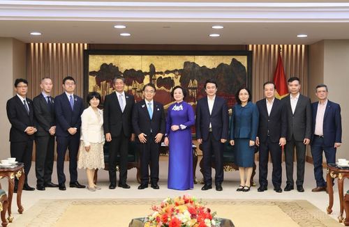 Phó Thủ tướng Phạm Thị Thanh Trà, Thống đốc Omura Hideaki và các đại biểu chụp ảnh lưu niệm - Ảnh: VGP/Thu Giang