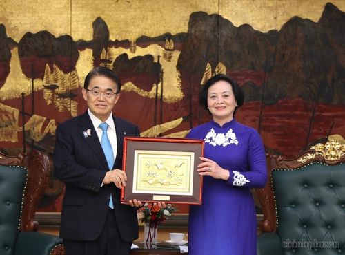 Phó Thủ tướng Phạm Thị Thanh Trà và ông Omura Hideaki, Thống đốc tỉnh Aichi (Nhật Bản) - Ảnh: VGP/Thu Giang