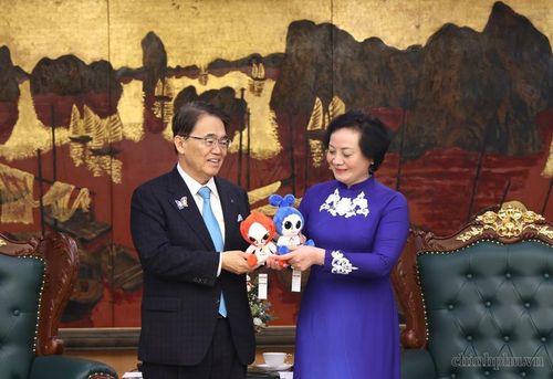 Thống đốc tỉnh Aichi tặng quà lưu niệm linh vật của Đại hội Thể thao châu Á Aichi-Nagoya 2026 và Đại hội thể thao dành cho người khuyết tật châu Á Aichi-Nagoya 2026 cho Phó Thủ tướng Phạm Thị Thanh Trà - Ảnh: VGP/Thu Giang