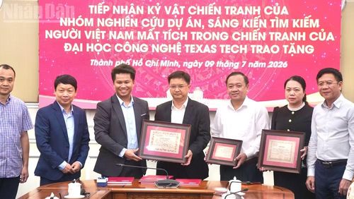 Ban Chỉ đạo 515 Thành phố Hồ Chí Minh đón nhận những tư liệu, kỷ vật chiến tranh do nhóm nghiên cứu tại Đại học Texas Tech (Hoa Kỳ) trao tặng.