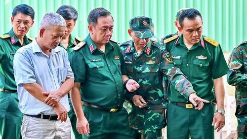 Thủ trưởng Bộ Tư lệnh Thành phố Hồ Chí Minh theo sát diễn tiến công tác tìm kiếm, quy tập hài cốt liệt sĩ.
