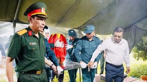Việc lấy mẫu xác định danh tính liệt sĩ tại các nghĩa trang trên địa bàn tỉnh Quảng Ninh được tổ chức trang nghiêm và đúng quy trình kỹ thuật.