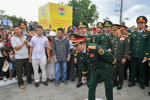 Đại tướng Phan Văn Giang và Đại tướng Khamliang Outhakaysone tham gia các trò chơi truyền thống và giao lưu với người dân biên giới.