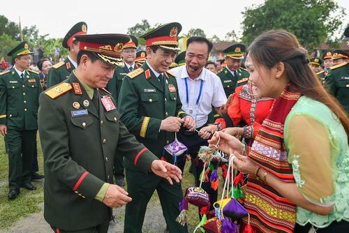 Đại tướng Phan Văn Giang và Đại tướng Khamliang Outhakaysone tham gia các trò chơi truyền thống và giao lưu với người dân biên giới.