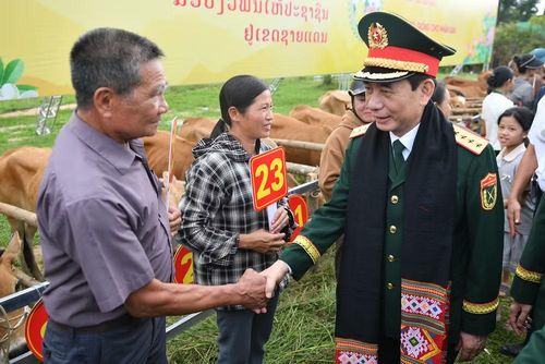 Các đại biểu trao bò giống tặng bà con nhân dân có hoàn cảnh khó khăn của hai xã biên giới Kim Bảng và Sơn Lâm (Nghệ An).