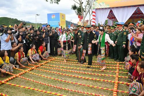 Đại tướng Phan Văn Giang và Đại tướng Khamliang Outhakaysone tham gia các trò chơi truyền thống và giao lưu với người dân biên giới.