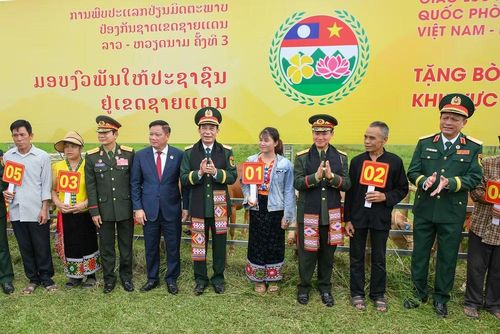 Các đại biểu trao bò giống tặng bà con nhân dân có hoàn cảnh khó khăn của hai xã biên giới Kim Bảng và Sơn Lâm (Nghệ An).