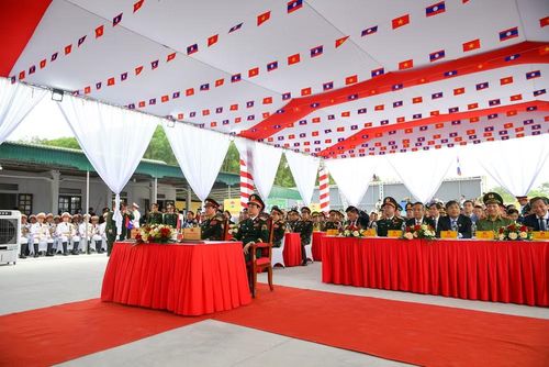 Các đại biểu dự lễ sơ kết kết nghĩa cụm dân cư hai bên biên giới giữa thôn Thủy Phong và bản Sopteng.