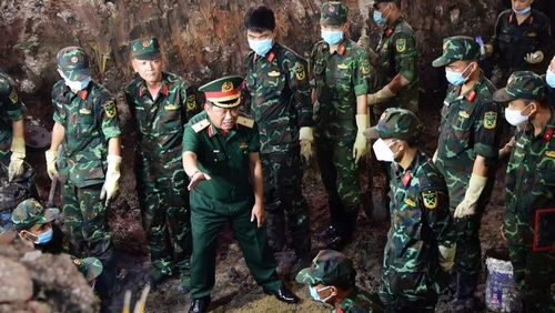 Thiếu tướng Trần Chí Tâm, Phó Chính ủy Quân khu 7, Trưởng Ban Chỉ đạo 515 Quân khu trực tiếp kiểm tra chỉ đạo tại hiện trường.